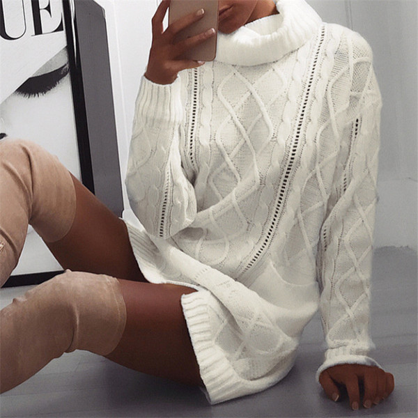 Μοντέρνο γυναικείο πουλόβερ  με μεγάλο κολάρο και μακρύ μανίκι σε λευκό και μπεζ χρώμα