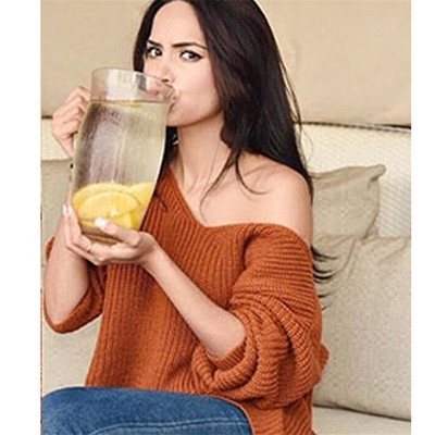 Modern női pulóver leejtett ujjakkal, fekete, fehér és barna színben