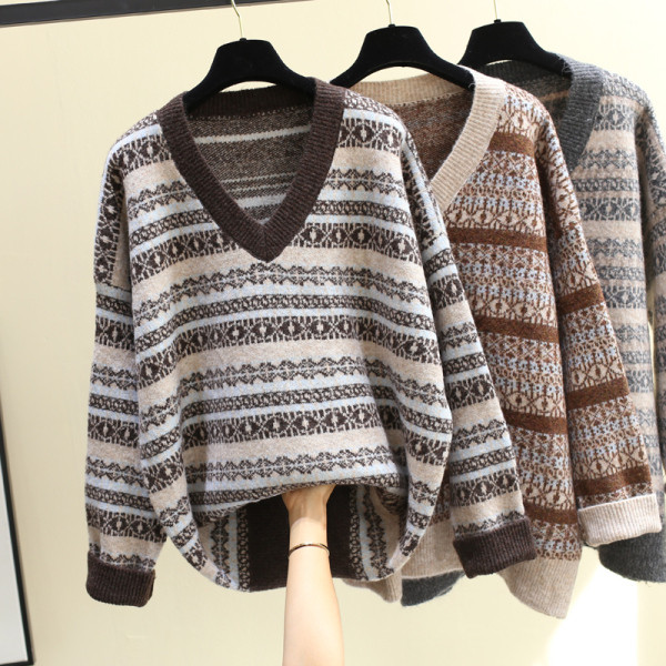 Χειμερινό γυναικείο πουλόβερ με λαιμόκοψη σε τρία χρώματα