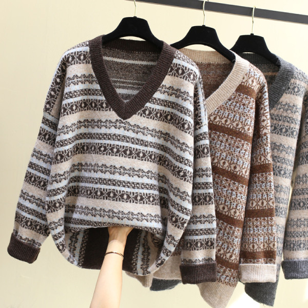 Χειμερινό γυναικείο πουλόβερ με λαιμόκοψη σε τρία χρώματα