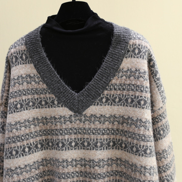 Χειμερινό γυναικείο πουλόβερ με λαιμόκοψη σε τρία χρώματα