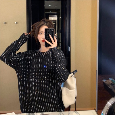 Μοντέρνο πουλόβερ σε μαύρο χρώμα με διακόσμηση - πέτρες