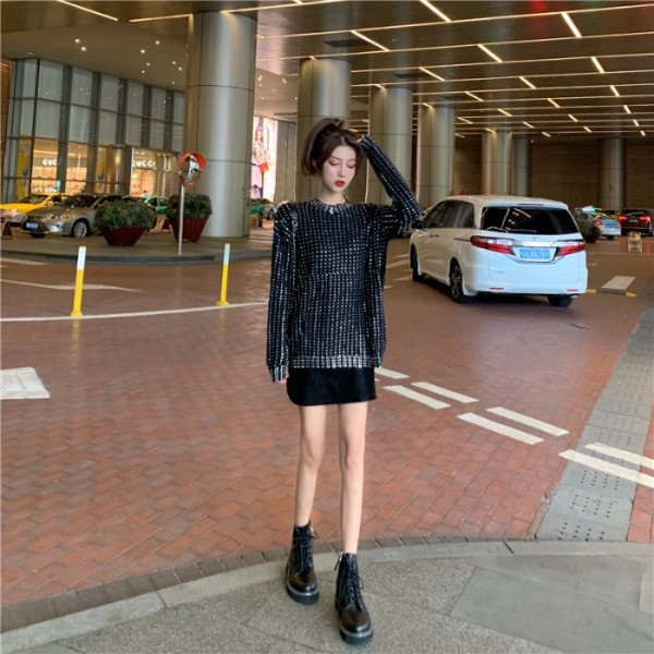 Μοντέρνο πουλόβερ σε μαύρο χρώμα με διακόσμηση - πέτρες