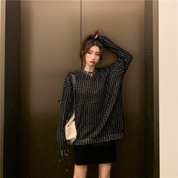 Μοντέρνο πουλόβερ σε μαύρο χρώμα με διακόσμηση - πέτρες