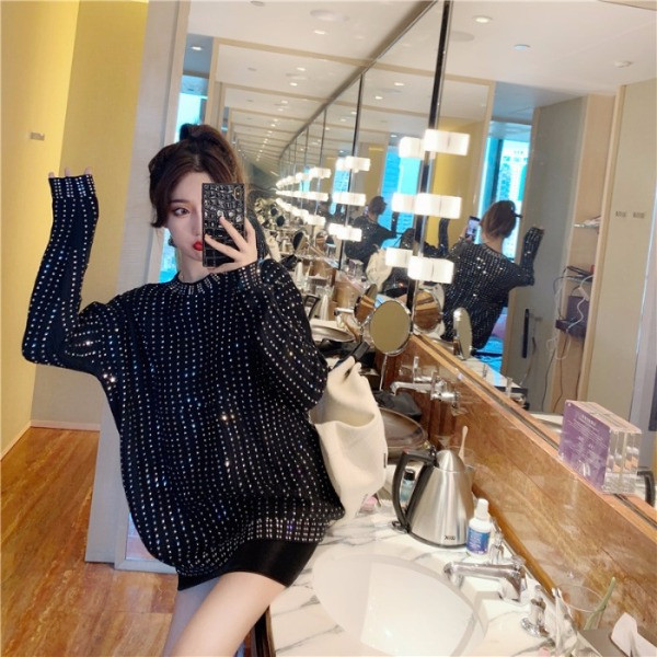 Μοντέρνο πουλόβερ σε μαύρο χρώμα με διακόσμηση - πέτρες