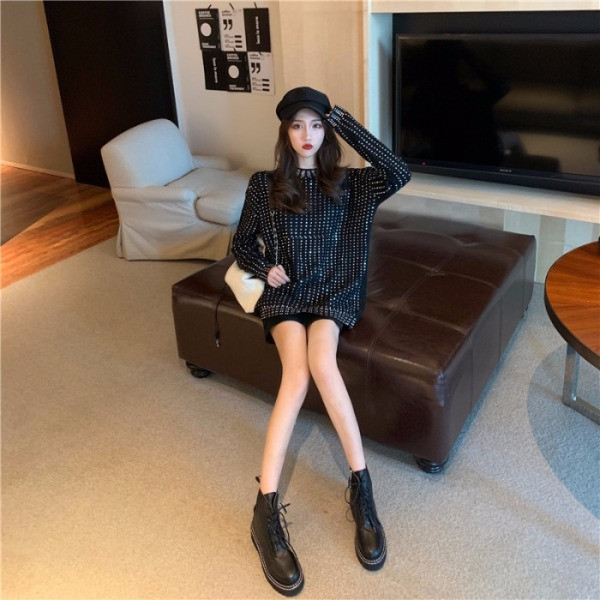 Μοντέρνο πουλόβερ σε μαύρο χρώμα με διακόσμηση - πέτρες