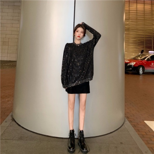 Μοντέρνο πουλόβερ σε μαύρο χρώμα με διακόσμηση - πέτρες