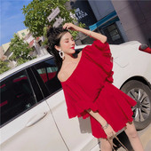 Modern kivágott ruha csupasz vállú piros, bordó és fekete színekben