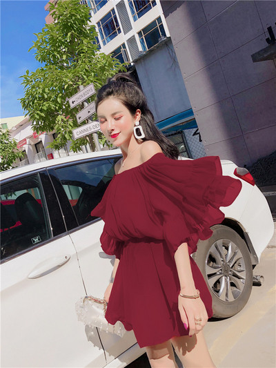 Modern kivágott ruha csupasz vállú piros, bordó és fekete színekben