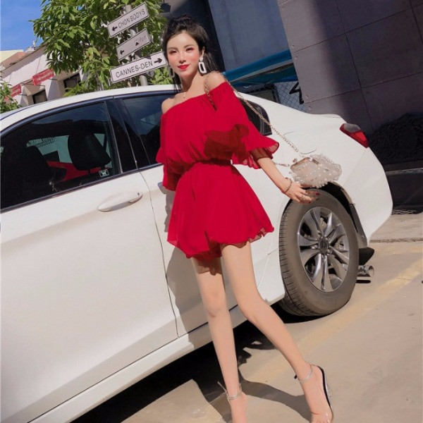 Modern kivágott ruha csupasz vállú piros, bordó és fekete színekben