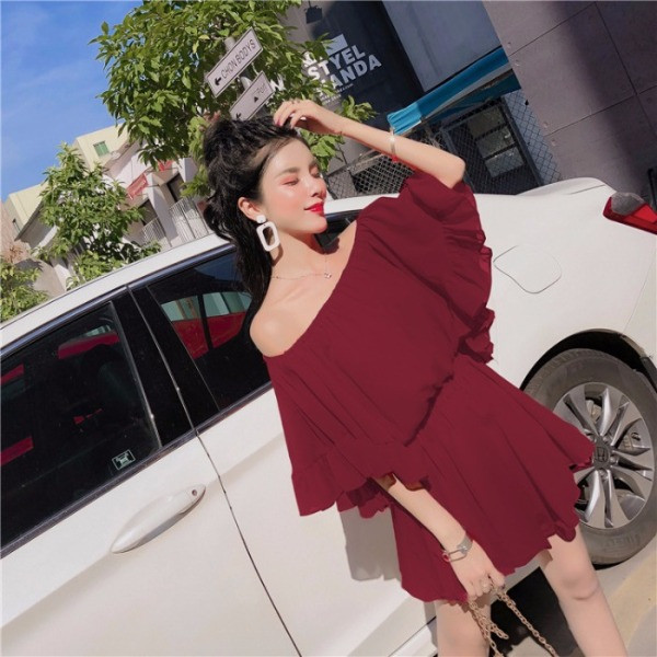 Modern kivágott ruha csupasz vállú piros, bordó és fekete színekben