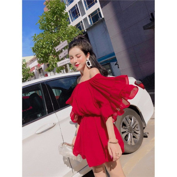 Modern kivágott ruha csupasz vállú piros, bordó és fekete színekben