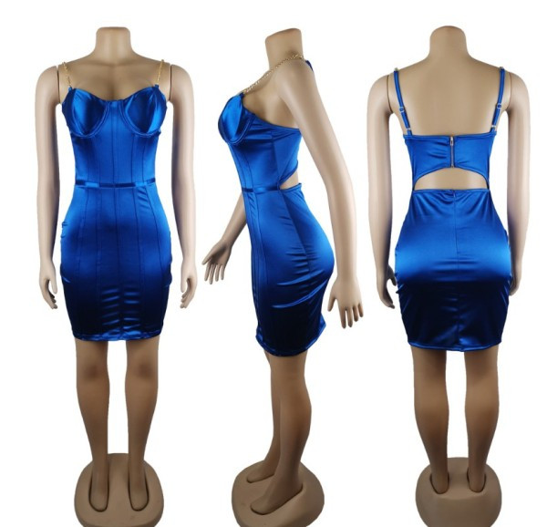 Modern női rövid ruha mély nyakkivágással, vékony pántokkal kék és fekete színben