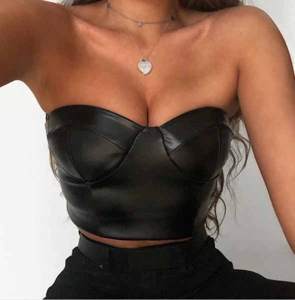 Μοντέρνο έκο δερμάτινο  μπουστάκι με βαθύ λαιμόκοψη σε μαύρο χρώμα