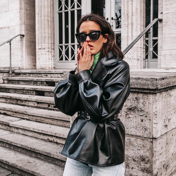 Modern női bőrdzseki övvel és hosszú ujjú fekete színben