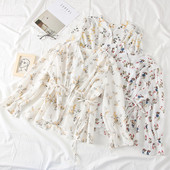 Modern női blúz gombokkal és virágmotívumokkal több színben