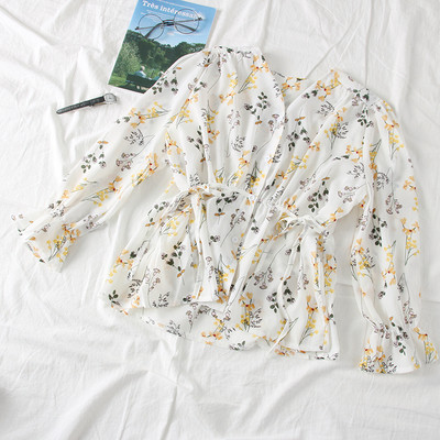 Modern női blúz gombokkal és virágmotívumokkal több színben