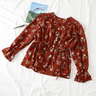 Modern női blúz gombokkal és virágmotívumokkal több színben