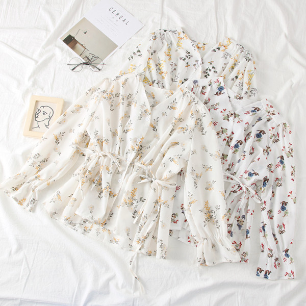 Modern női blúz gombokkal és virágmotívumokkal több színben