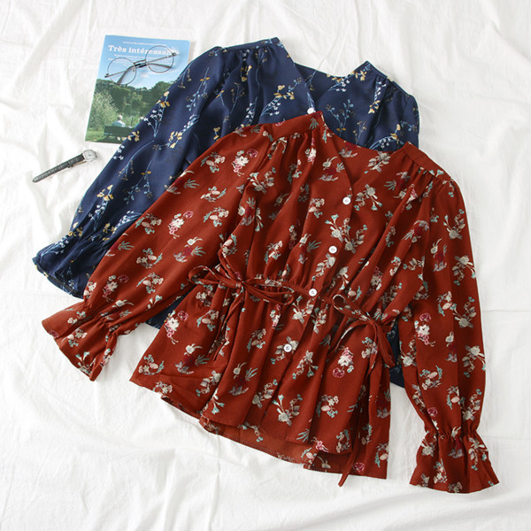 Modern női blúz gombokkal és virágmotívumokkal több színben