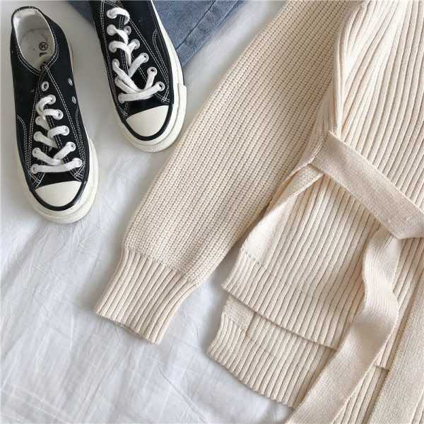 Μοντέρνο  γυναικείο πουλόβερ σε τρία χρώματα με V-neckline και κορδόνια