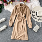 Modern női ruha hosszú ujjal és gombokkal kék, fekete és bézs színben