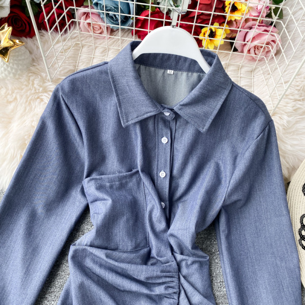 Modern női ruha hosszú ujjal és gombokkal kék, fekete és bézs színben