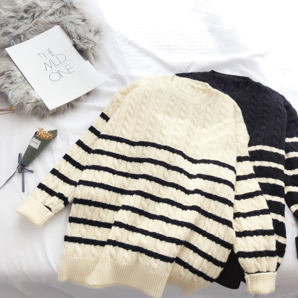 Fekete-fehér csíkos női pulóver kerek gallérral