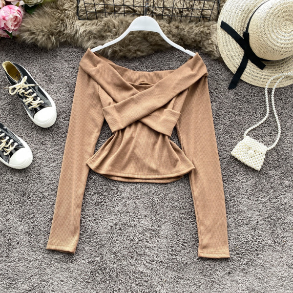 Modern női blúz, hosszú ujjal és csupasz vállú bézs színben