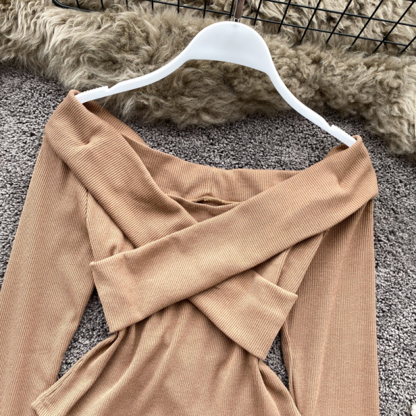 Modern női blúz, hosszú ujjal és csupasz vállú bézs színben