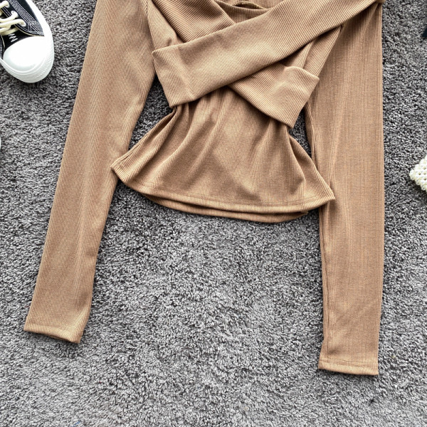 Modern női blúz, hosszú ujjal és csupasz vállú bézs színben