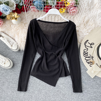 Modern női aszimmetrikus blúz, hosszú ujjal és spitz nyakkivágással