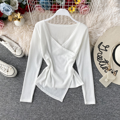 Modern női aszimmetrikus blúz, hosszú ujjal és spitz nyakkivágással