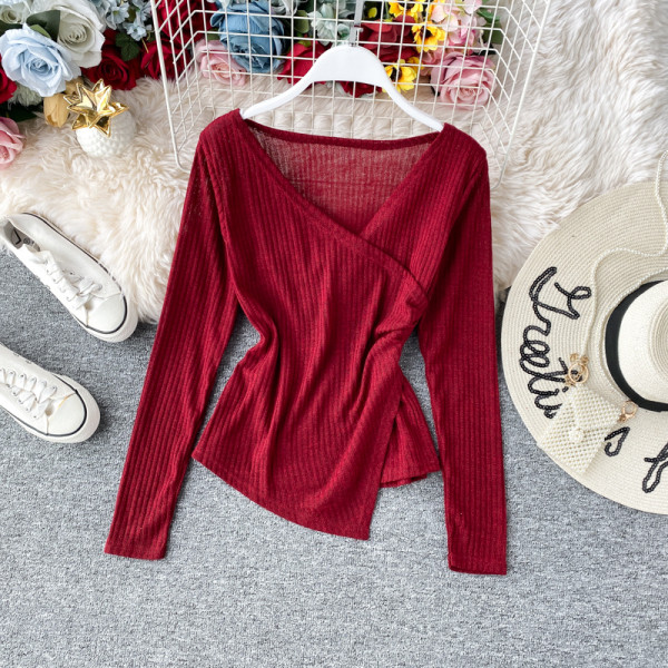 Modern női aszimmetrikus blúz, hosszú ujjal és spitz nyakkivágással