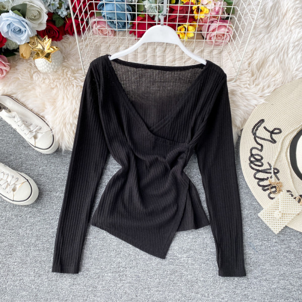 Modern női aszimmetrikus blúz, hosszú ujjal és spitz nyakkivágással