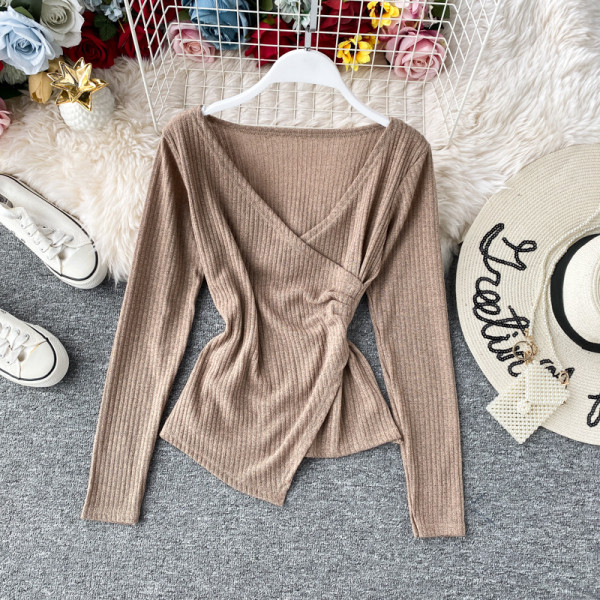 Modern női aszimmetrikus blúz, hosszú ujjal és spitz nyakkivágással