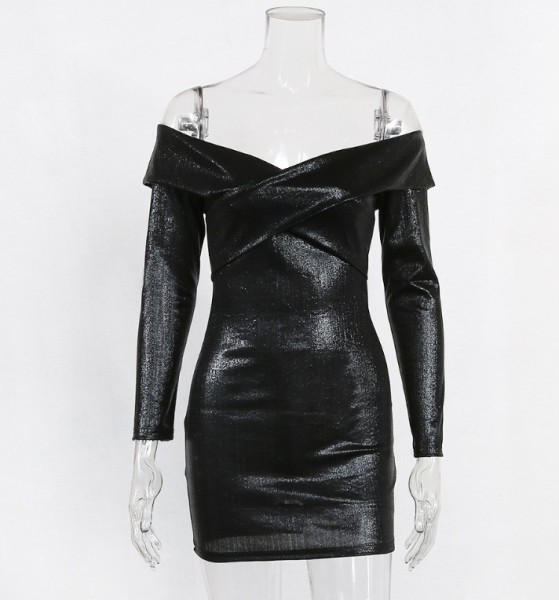 Rochie scurtă de damă modernă, cu mâneci căzute și decolteu adânc, în negru