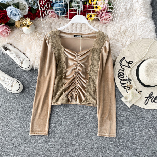 Modern női blúz négyzet alakú nyakkivágással és bézs színű csipkével