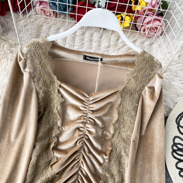 Modern női blúz négyzet alakú nyakkivágással és bézs színű csipkével