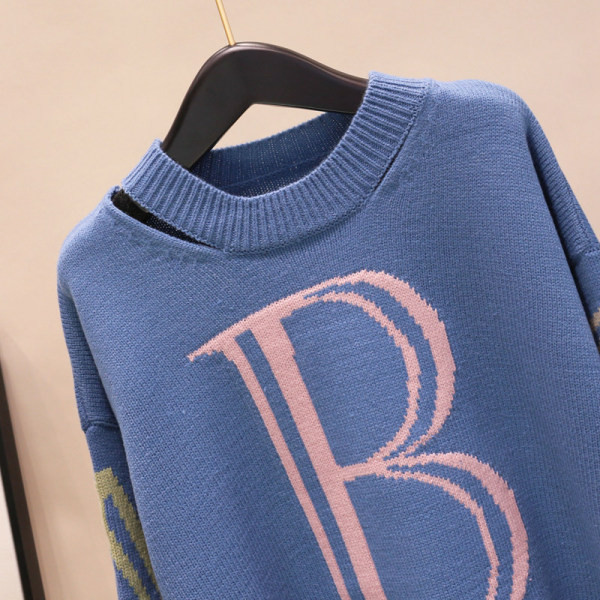 Χειμερινό γυναικείο πουλόβερ με κεντήματα σε ροζ, μπλε και μαύρο χρώμα