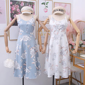 Modern női ruha vékony pántokkal és virágmotívumokkal - többféle színben