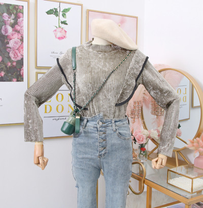 Νέο μοντέλο γυναικεία μπλούζα με χαμηλό κολάρο και μακριά μανίκια