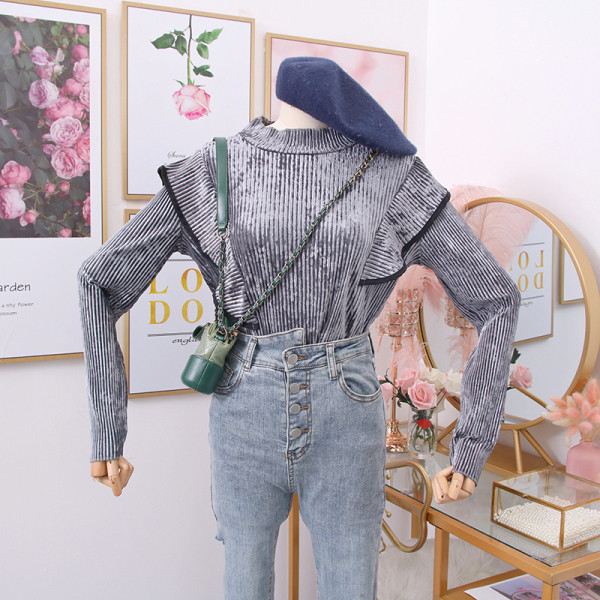 Νέο μοντέλο γυναικεία μπλούζα με χαμηλό κολάρο και μακριά μανίκια