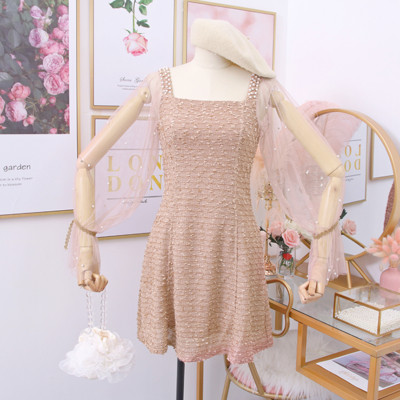 Κομψό γυναικείο φόρεμα  με τετράγωνη λαιμόκοψη και μανίκια με τούλι