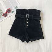 Pantaloni scurți de damă în negru cu nasturi și talie înaltă