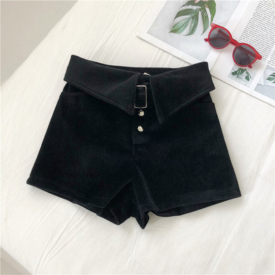 Pantaloni scurți de damă în negru cu nasturi și talie înaltă