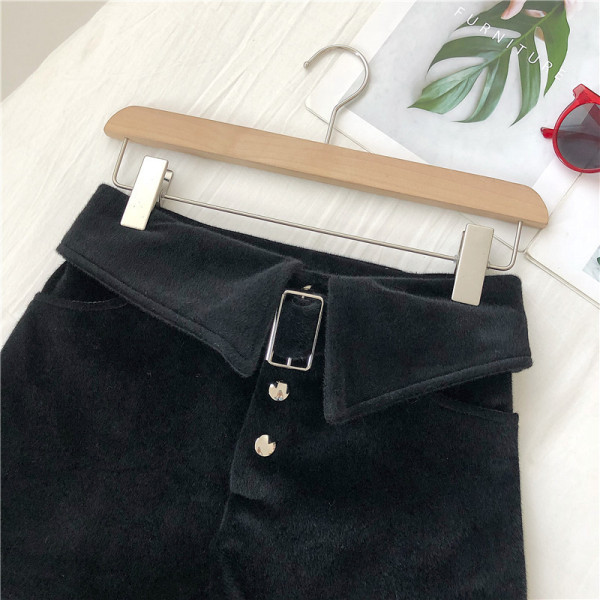 Pantaloni scurți de damă în negru cu nasturi și talie înaltă