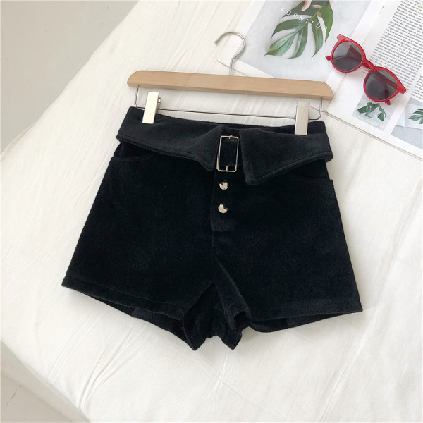 Pantaloni scurți de damă în negru cu nasturi și talie înaltă