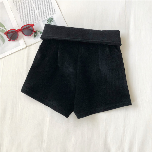 Pantaloni scurți de damă în negru cu nasturi și talie înaltă