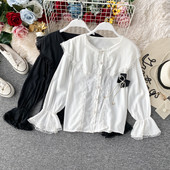 Modern női ing csipkével és fekete-fehér szalaggal